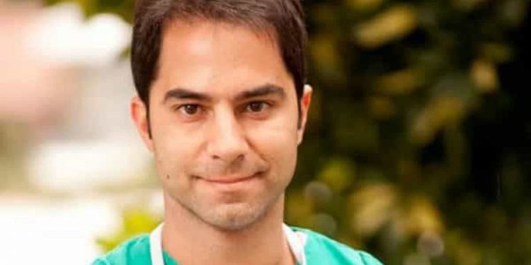De volta ao Brasil, médico detido no Egito chora e diz que foi infantil e infeliz