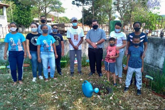 Crianças da catequese plantam girassóis em atividade evangelizadora