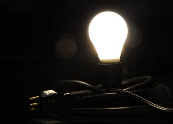 Nova bandeira tarifária na conta de luz começa a valer nesta quarta