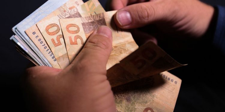 Salário mínimo em 2022 poderá ser de R$ 1.169