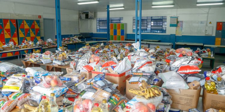 Maioria das escolas brasileiras distribuiu kit alimentação durante suspensão das aulas