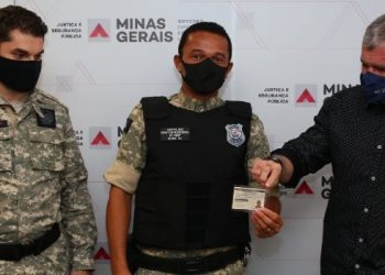 Policiais penais e agentes de segurança socioeducativos recebem primeiras carteiras funcionais físicas