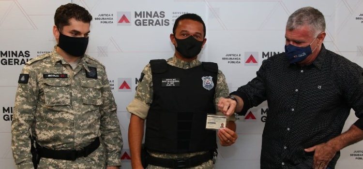 Policiais penais e agentes de segurança socioeducativos recebem primeiras carteiras funcionais físicas
