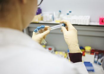 Ministério da Saúde anuncia dose de reforço contra a Covid-19 para profissionais da saúde