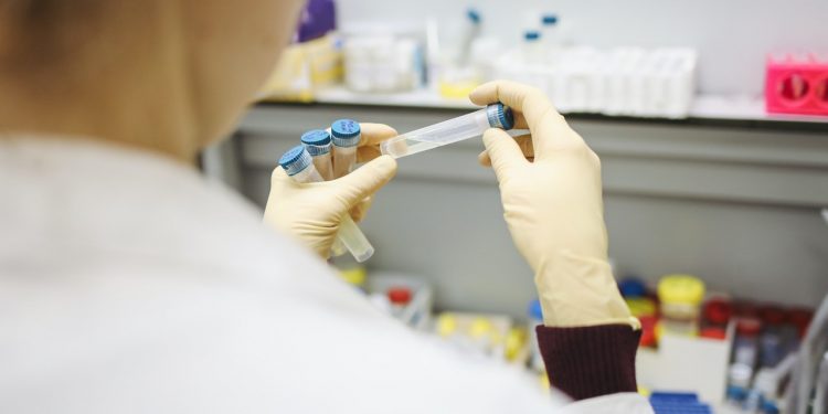 Ministério da Saúde anuncia dose de reforço contra a Covid-19 para profissionais da saúde