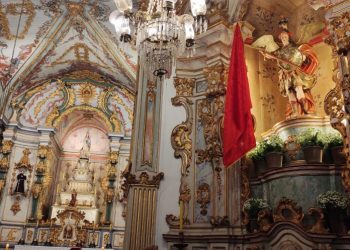 Após restauração, imagem do séc XVIII de São Miguel volta para matriz de Prados