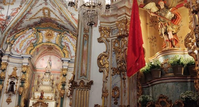Após restauração, imagem do séc XVIII de São Miguel volta para matriz de Prados