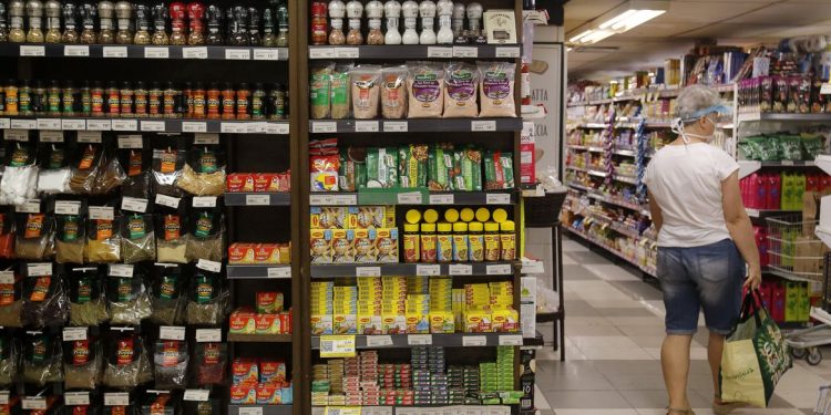 Consumo dos lares brasileiros caiu 2,33% entre julho e agosto
