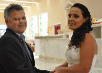 Casais reafirmam os compromissos da união em cerimônia coletiva