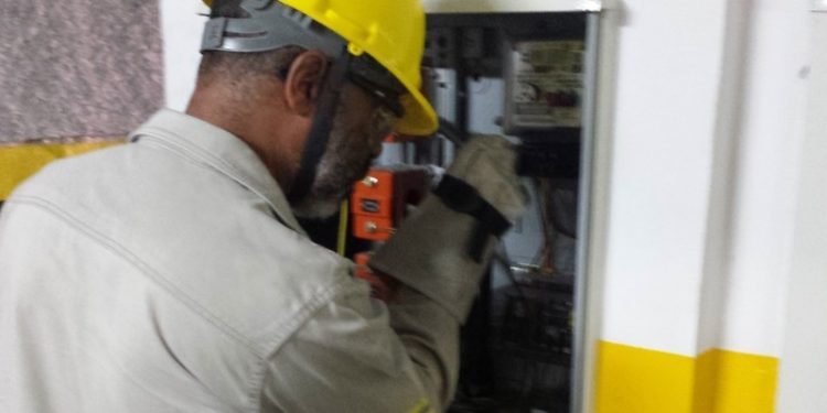 Clientes de baixa renda têm até 25/10 para negociar débitos e evitar corte de energia