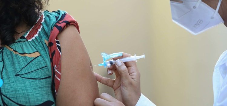 Vacinação em Minas: 500 cidades não registram mortes por coronavírus há um mês