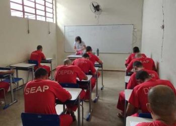 Mais de 9 mil presos e adolescentes retomam os estudos em Minas