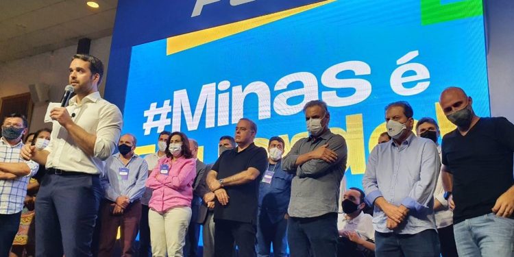 Aécio saúda Eduardo Leite em Minas e diz que tucanos estão unidos no apoio a seu nome nas prévias do PSDB