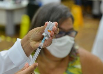 Covid 19: apesar do aumento da cobertura vacinal, Brasil segue com taxa de transmissão elevada
