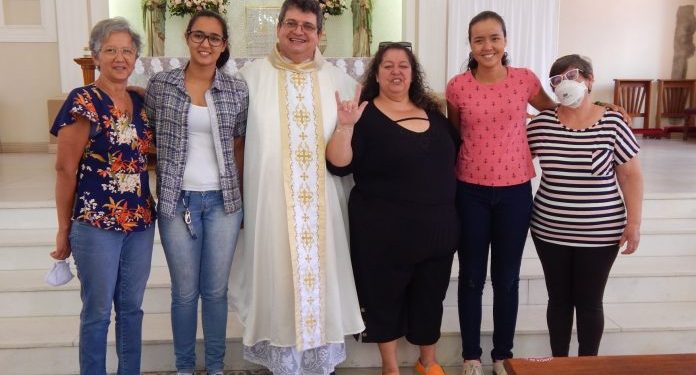 De forma inclusiva, Paróquia oferece missa com intérprete de libras