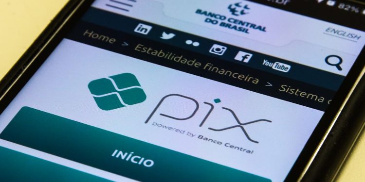 Número de golpes com roubo de informações pessoais mais do que dobra no Brasil