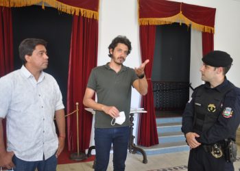 O vereador Edmar Abreu entrega viatura para Guarda Municipal de São João del Rei.