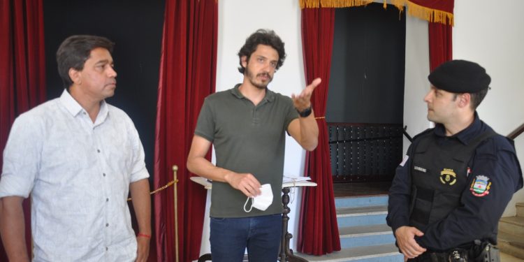 O vereador Edmar Abreu entrega viatura para Guarda Municipal de São João del Rei.