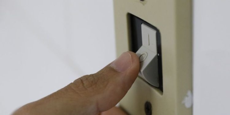 Conheça dicas para economizar energia durante o verão