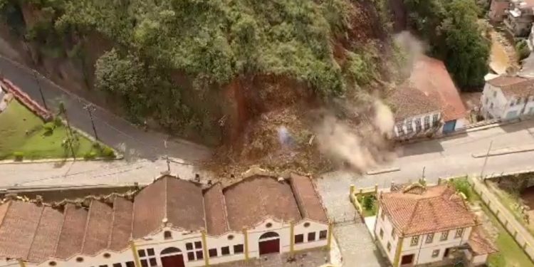 Morro da Forca desmorona, em Ouro Preto, e destrói casarões no centro histórico (Acompanhe vídeo)