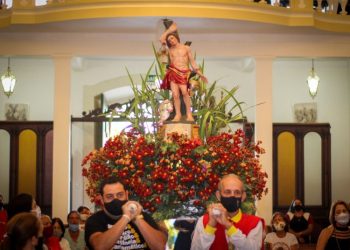 Fiéis pedem proteção de São Sebastião durante a pandemia