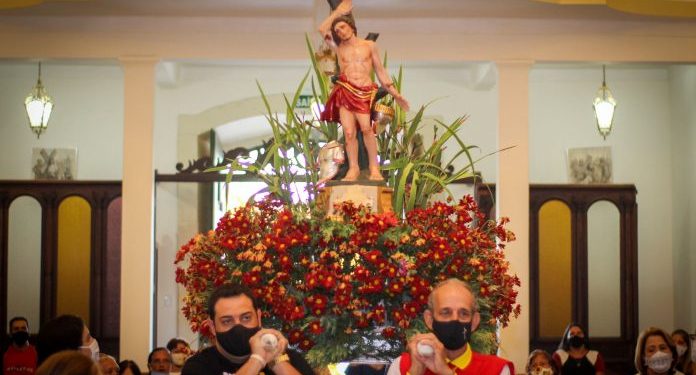 Fiéis pedem proteção de São Sebastião durante a pandemia