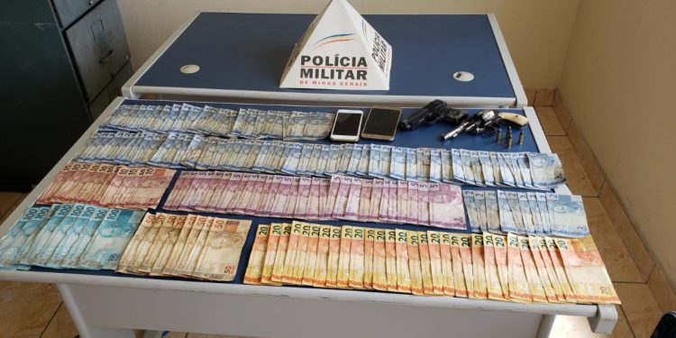 EM AÇÃO RÁPIDA, POLÍCIA MILITAR PRENDE AUTORES DE ASSALTO A LOTÉRIA EM SANTA BÁRBARA DO TUGÚRIO