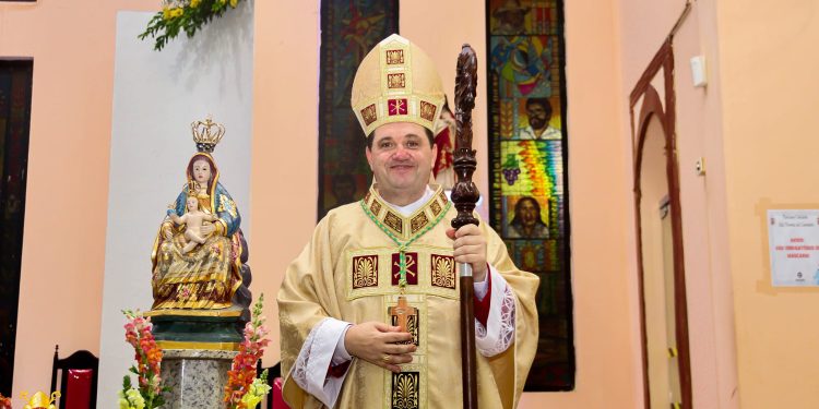 Dom Dirceu toma posse como bispo na Diocese de Camaçari/BA