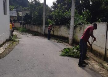 Equipe pela limpeza da rua Marcondes Neves.