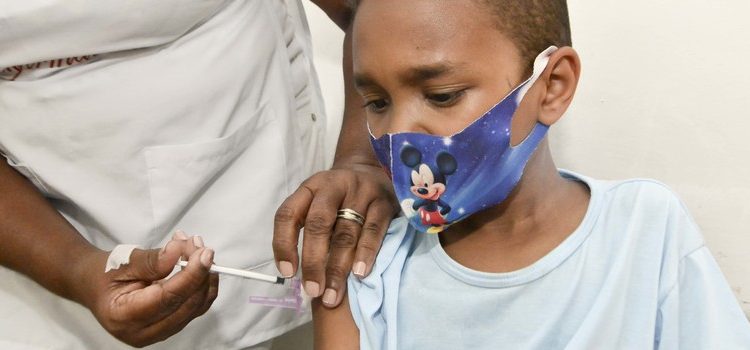 Em um mês, Minas alcança 30% do público infantil vacinado com a primeira dose contra a covid-19