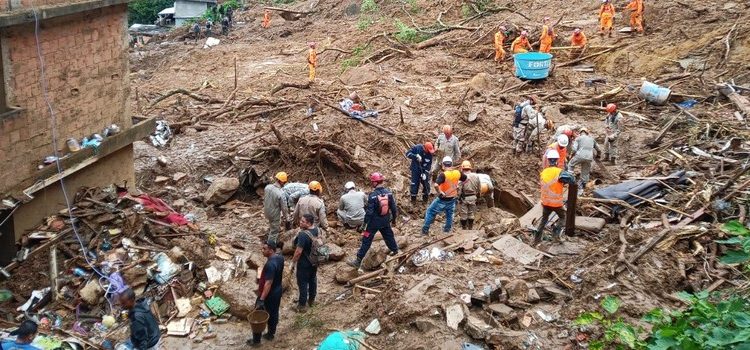 Bombeiros de Minas e cães da corporação ajudam a localizar três vítimas em Petrópolis