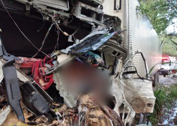 Bombeiros e SAMU atendem acidente entre caminhões com duas vítimas fatais na BR 494