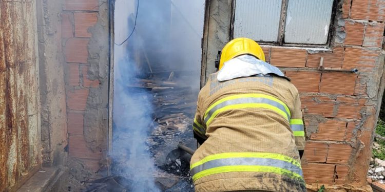 Incêndio começa num lote e destrói casa vizinha