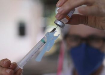 Quarta dose: Ministério da Saúde passa a recomendar segundo reforço da vacina contra a Covid-19 para idosos com 80 ou mais
