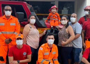 Menino com leucemia ganha “dia de bombeiro” em Belo Horizonte