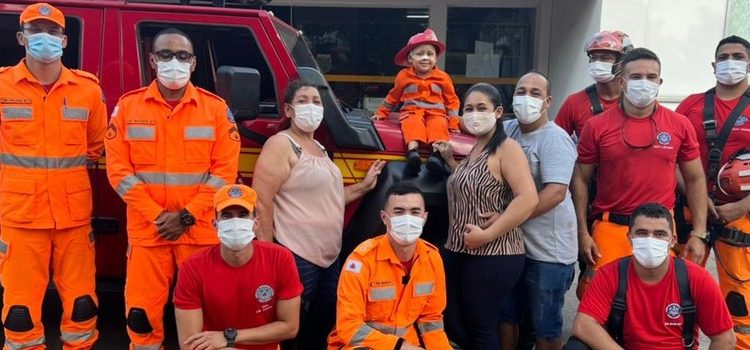 Menino com leucemia ganha “dia de bombeiro” em Belo Horizonte