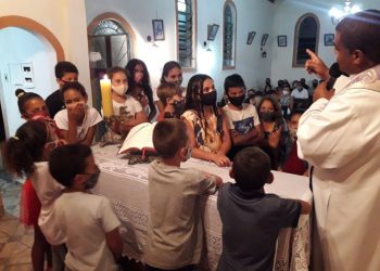 De forma catequética, padre incentiva crianças a realizar práticas quaresmais