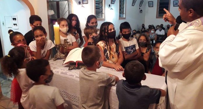De forma catequética, padre incentiva crianças a realizar práticas quaresmais