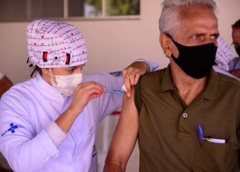 Minas Gerais distribui vacinas para 4ª dose em idosos