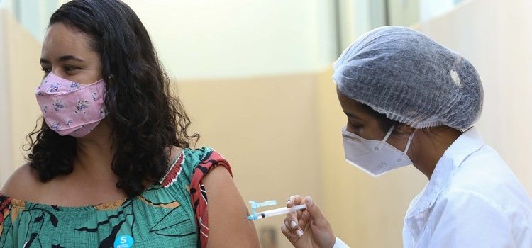 Cerca de 5 milhões de mineiros estão com a dose de reforço atrasada
