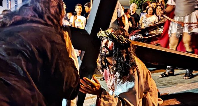 Paróquia de Prados evangeliza fiéis com a encenação da Paixão de Cristo