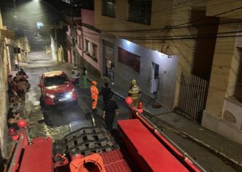 Bombeiros combatem incêndio em Prédio