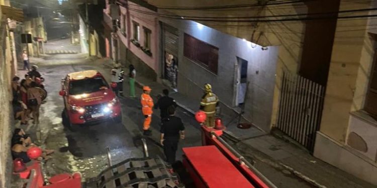 Bombeiros combatem incêndio em Prédio