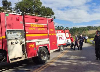 Bombeiros atendem acidente com três vítimas presas às ferragens na MGC 383