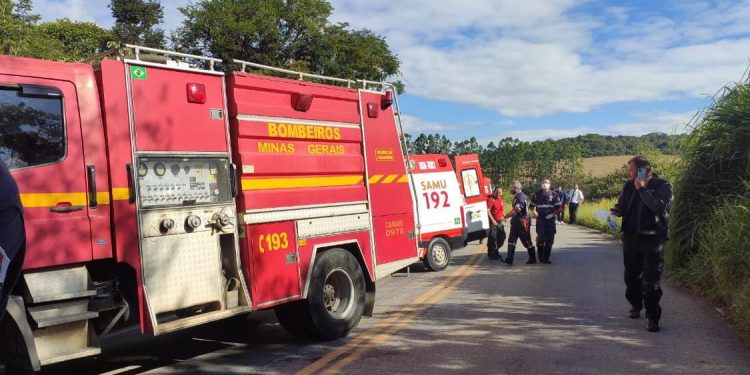Bombeiros atendem acidente com três vítimas presas às ferragens na MGC 383