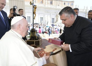 Monsenhor Geraldo encontra com Papa Francisco em Roma