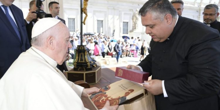 Monsenhor Geraldo encontra com Papa Francisco em Roma