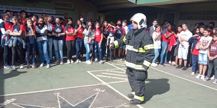 Bombeiros realizam simulação em escolas publicas