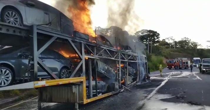 Cegonha transportando veículos pega fogo na BR