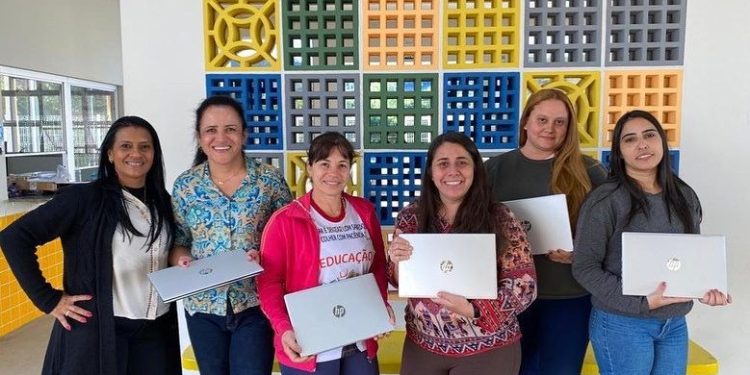 Professore de Rio Doce recebem notbooks da Prefeitura